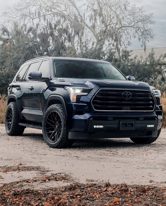 Фото дисков 4PS28 Черный глянец на Toyota Sequoia III