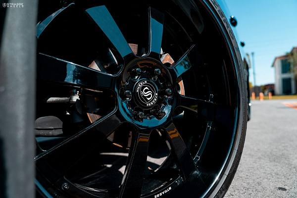 Фото дисков Strasse Wheels T8 Signature Черный глянец на Cadillac Escalade III