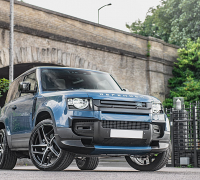 Фото дисков Kahn Type 52 RS на Land Rover Defender II