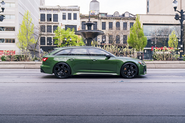 Фото дисков Rotiform AVS Черный глянец на Audi A/RS 6 (C8)