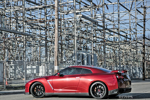 Фото дисков Strasse Wheels R10 Deep Concave FS Черный глянец на Nissan GT-R