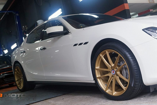 Фото дисков HRE P104 Сатиновое золото на Maserati Ghibli