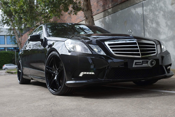Фото дисков HRE P107 Черный глянец на Mercedes-Benz E-Class (W212, S212, C207)
