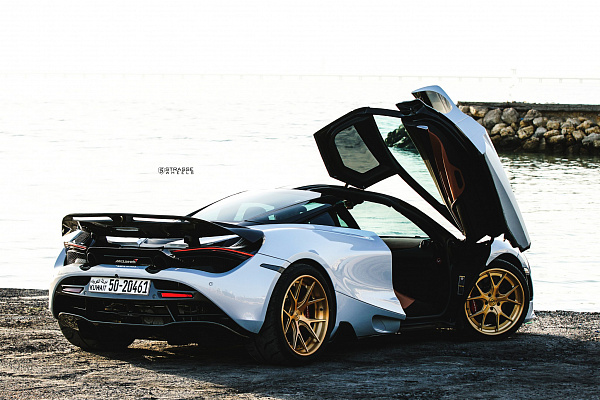 Фото дисков Strasse Wheels SM5R Deep Concave FS Сатиновое золото на McLaren 720S