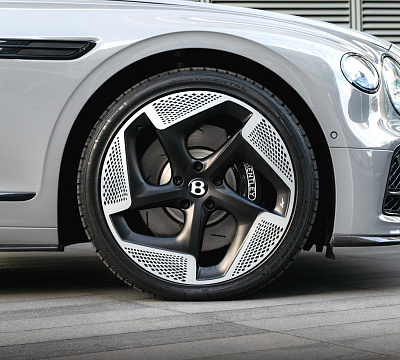 Фото дисков Kahn Type 8 на Bentley Flying Spur III