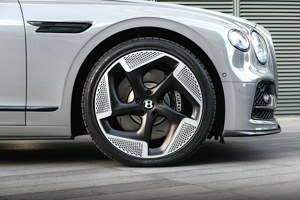 Фото дисков Kahn Type 8 Черный матовый на Bentley Flying Spur III