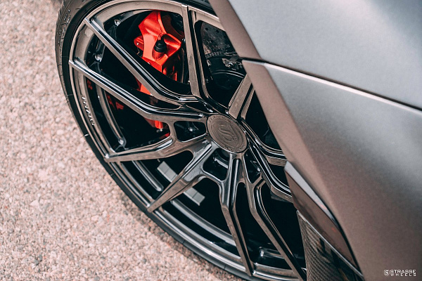 Фото дисков Savini SV1 Черный глянец на McLaren 720S