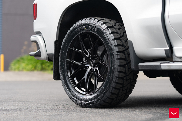 Фото дисков Vossen HF6-4 Черный глянец на Chevrolet Silverado IV