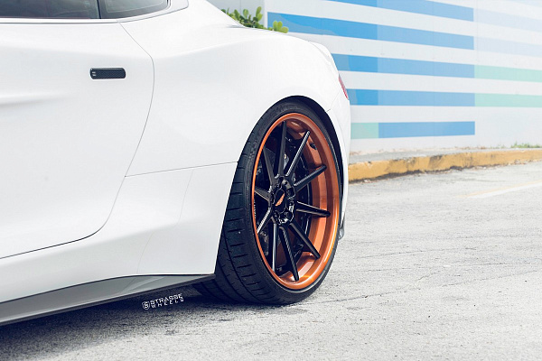 Фото дисков Strasse Wheels R10 Deep Concave FS Черный глянец на Aston Martin Vanquish 2