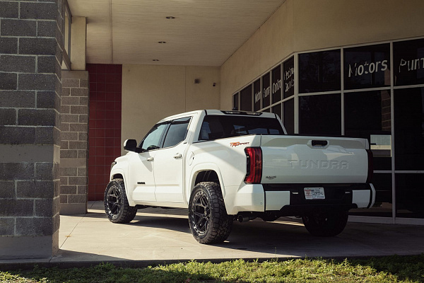Фото дисков 4PLAY 4P55 Черный глянец на Toyota Tundra III