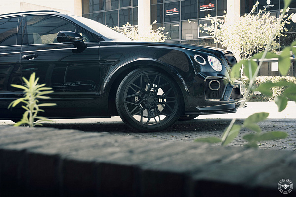 Фото дисков Vossen UV-1 Черный сатин на Bentley Bentayga
