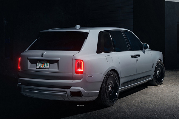 Фото дисков Strasse Wheels SV101 Deep Concave Duoblock RR Черный глянец на Rolls-Royce Cullinan