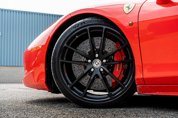 Фото дисков HRE P104 Черный глянец на Ferrari 458