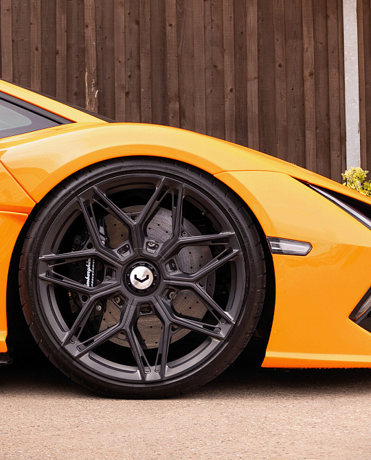 Фото дисков S21-08 Сатиновый темный лак на Lamborghini Revuelto