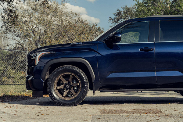 Фото дисков 4PLAY 4PS63 Сатиновая бронза на Toyota Sequoia III