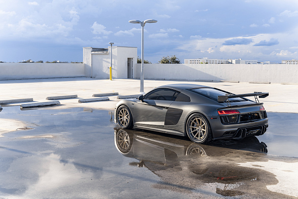Фото дисков Strasse Wheels SV10 Track Сатиновая шампань на Audi R8 (4S)