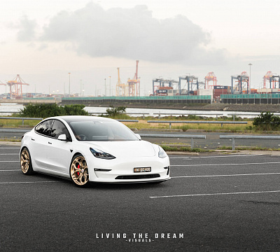 Фото дисков HRE P111SC на Tesla Model 3