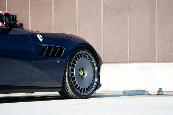 Фото дисков HRE 935M Сатиновый графит на Ferrari FF