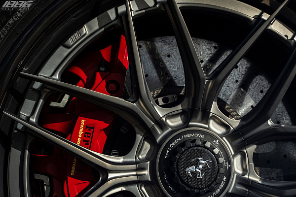 Фото дисков 1886 Wheels XR004 Сатиновый графит на Ferrari 488