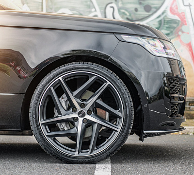 Фото дисков Kahn Type 52 RS на Range Rover IV
