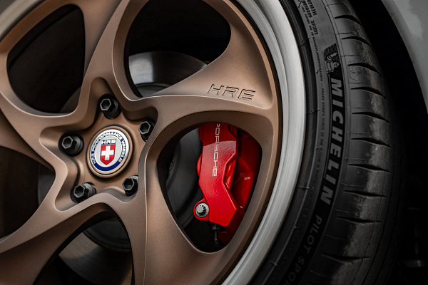 Фото дисков HRE 522 Сатиновая бронза на Porsche Taycan I