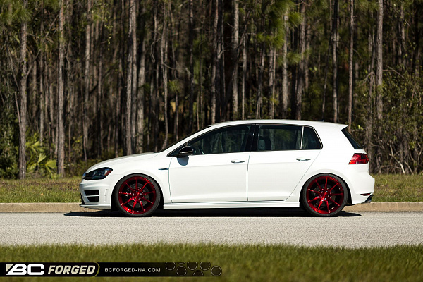 Фото дисков BC Forged RZ39 Красный глянец на Volkswagen Golf VII