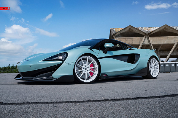 Фото дисков Anrky AN18 Белый глянец на McLaren 600