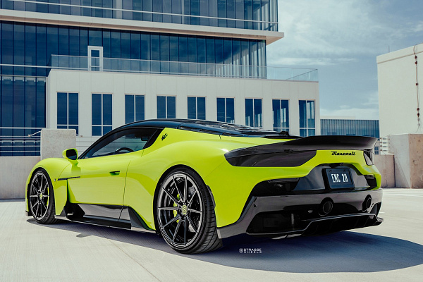 Фото дисков Strasse Wheels SV10 Deep Concave Duoblock Черный глянец на Maserati MC20