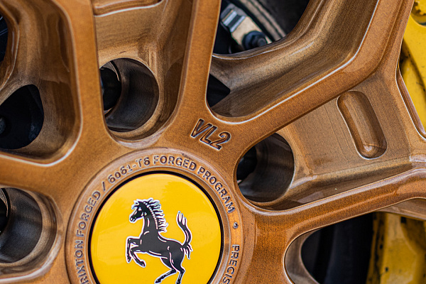 Фото дисков Brixton Forged VL2 Глянцевое темное золото на Ferrari 812