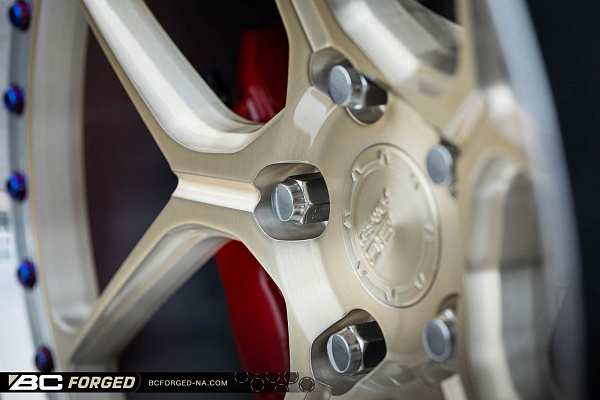 Фото дисков BC Forged LE53 // MLE53 Глянцевая шампань на Dodge Challenger III