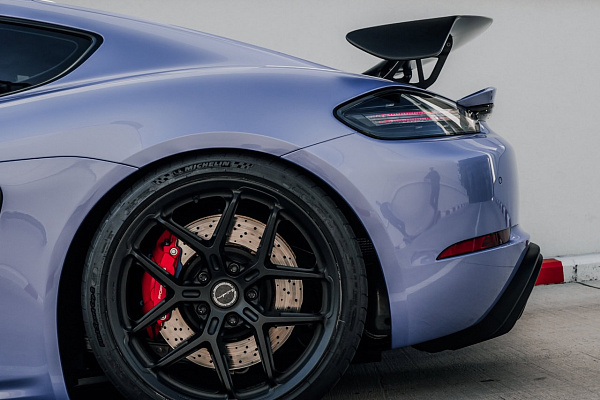 Фото дисков Brixton Forged PF7-RS Черный сатин на Porsche Cayman III