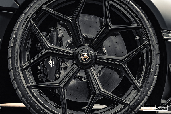 Фото дисков NOVITEC NL4 Черный глянец на Lamborghini Revuelto