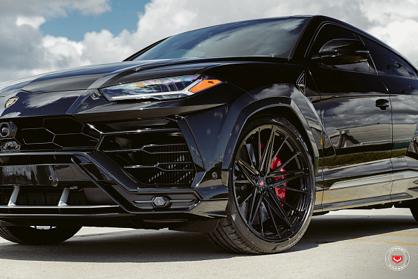 Фото дисков Vossen M-X6 Черный глянец на Lamborghini Urus