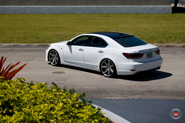 Фото дисков Vossen CG-207 Глянцевый лак на Lexus LS IV