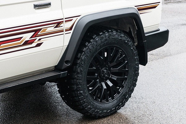 Фото дисков Kahn G22 DC Черный сатин на Toyota Land Cruiser 70