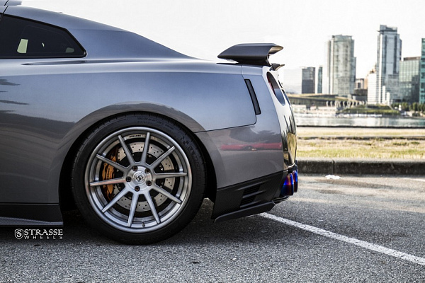 Фото дисков Strasse Wheels R10 Deep Concave Сатиновый темный лак на Nissan GT-R