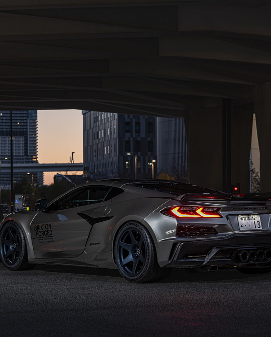 Фото дисков RS01 Синий сатин на Chevrolet Corvette C8