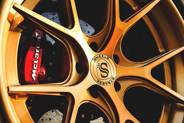 Фото дисков Strasse Wheels SM5R Deep Concave FS Сатиновое золото на McLaren 720S
