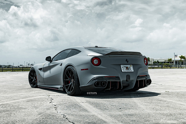 Фото дисков Strasse Wheels SM5RT Deep Concave Monoblock Черный глянец на Ferrari 812