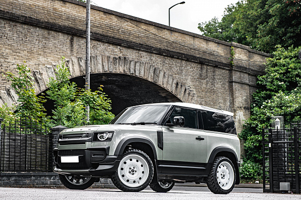 Фото дисков Kahn British Heritage RS Белый глянец на Land Rover Defender II