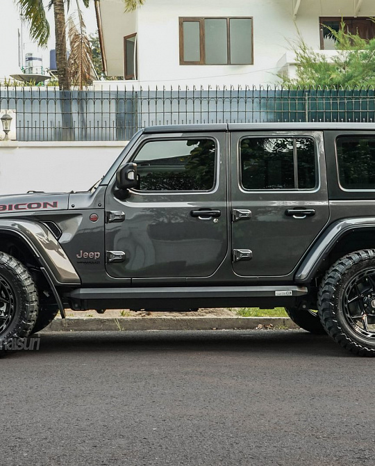 Фото дисков 4P55 Черный глянец на Jeep Wrangler IV (JL)