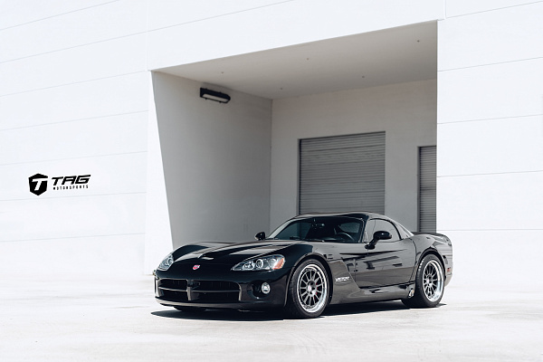 Фото дисков HRE 303 Сатиновый графит на Dodge Viper