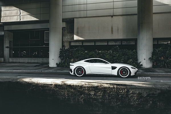 Фото дисков Strasse Wheels SV1T Deep Concave FS Другой цвет на Aston Martin Vantage 2