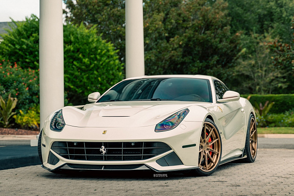 Фото дисков Strasse Wheels SV10-RS Deep Concave FS Сатиновая бронза на Ferrari F12