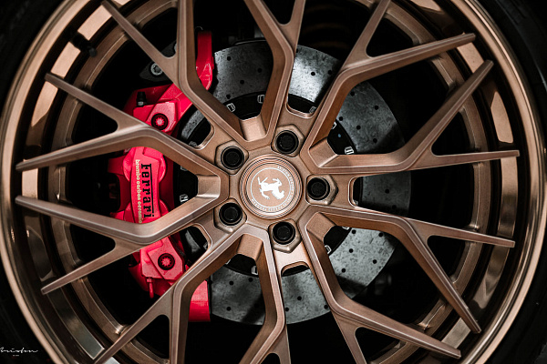 Фото дисков Brixton Forged PF10 Сатиновая бронза на Ferrari 488