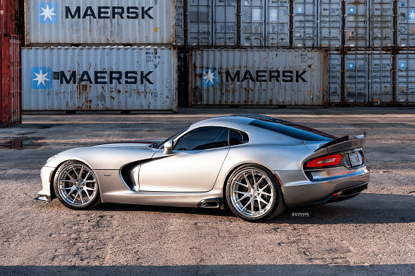 Фото дисков Strasse Wheels SM6R Deep Concave FS Глянцевый лак на Dodge Viper