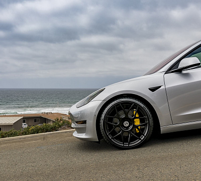 Фото дисков HRE FF01 на Tesla Model 3