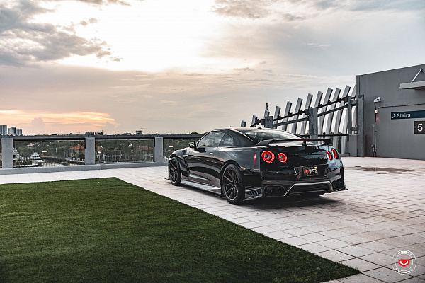 Фото дисков Vossen EVO-2R Глянцевый темный лак на Nissan GT-R
