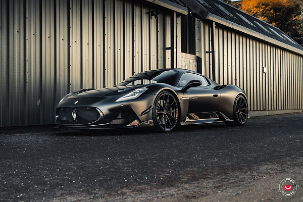 Фото дисков Vossen VPS-1 Черный глянец на Maserati MC20