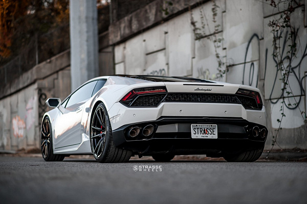 Фото дисков Strasse Wheels SV1 Deep Concave Monoblock Черный глянец на Lamborghini Huracan